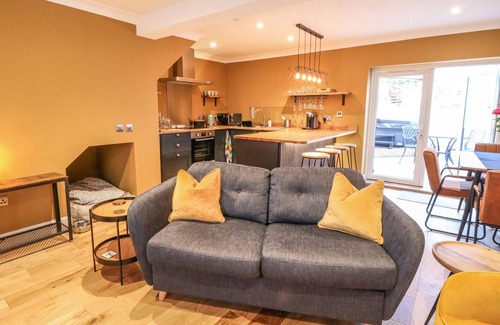 Auchterarder Cottage | FEUS HOLIDAY COTTAGE, pet friendly, with hot tub in Auchterarder