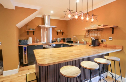 Auchterarder Cottage | FEUS HOLIDAY COTTAGE, pet friendly, with hot tub in Auchterarder