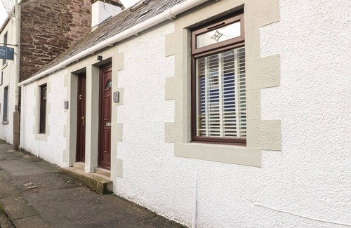 Auchterarder Cottage | FEUS HOLIDAY COTTAGE, pet friendly, with hot tub in Auchterarder