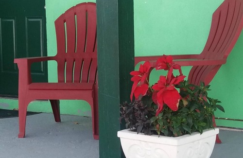 Downtown Nassau Apartment | Few mins walk to Downtown, Beach, Fishfry, Major Attractions & near to PI