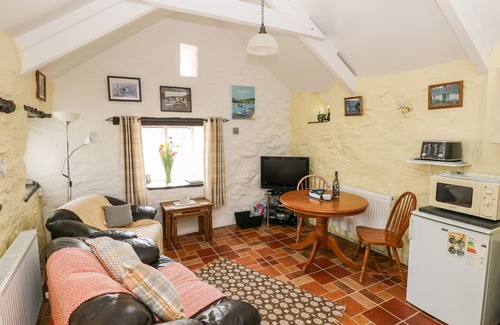 Trefin Cottage | FFYNNON TOM, pet friendly, character holiday cottage in St Davids