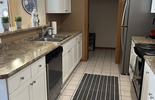 Fargo Apartment | Fgo apt NEXT to hospital! Cute cozy underground parking