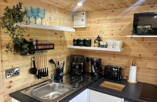 Fivemilebourne Apartment | Fiadh Rua Cabin - with Private Outdoor Hottub Pet Friendly