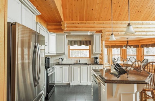 Fiddler Lake Resort House | Fiddler Lake Resort Chalet + Private Pool & Spa