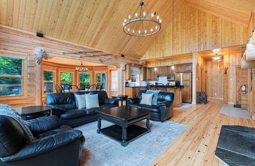 Fiddler Lake Resort House | Fiddler Lake Resort : Luxury Chalet + Hot Tub