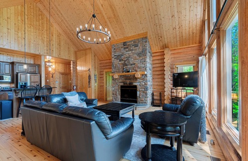 Fiddler Lake Resort House | Fiddler Lake Resort : Luxury Chalet + Hot Tub