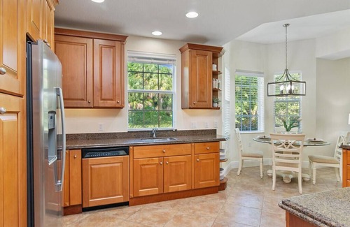 Naples Condo | Fiddler's Creek first floor coach home. 3 bed /3 bath. Bright open floor plan.