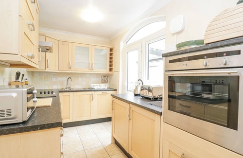 Malvern Cottage | FIDDLERS PIT COTTAGE, pet friendly, with a garden in Malvern