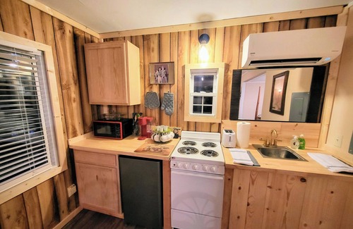 Galax Cabin | Fiddlers Pond Cabin, Galax Va, New River Trail & Fishing. PET FRIENDLY