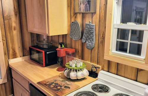 Galax Cabin | Fiddlers Pond Cabin, Galax Va, New River Trail & Fishing. PET FRIENDLY