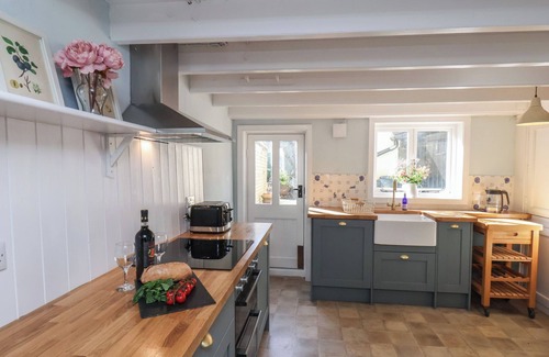 Ruswarp Cottage | FIELD VIEW, pet friendly, character holiday cottage in Ruswarp