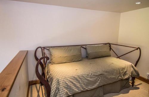 Aspen House | Fifth Avenue Unit 202, 2 Bedroom + Loft Condo, Huge Windows & Views. 2 Blocks to Skiing!
