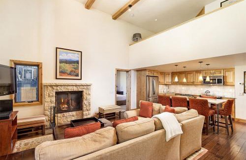 Aspen House | Fifth Avenue Unit 202, 2 Bedroom + Loft Condo, Huge Windows & Views. 2 Blocks to Skiing!