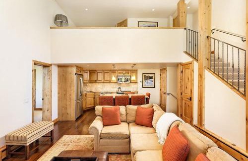 Aspen House | Fifth Avenue Unit 202, 2 Bedroom + Loft Condo, Huge Windows & Views. 2 Blocks to Skiing!