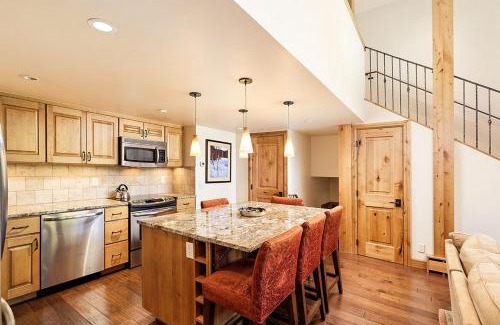 Aspen House | Fifth Avenue Unit 202, 2 Bedroom + Loft Condo, Huge Windows & Views. 2 Blocks to Skiing!