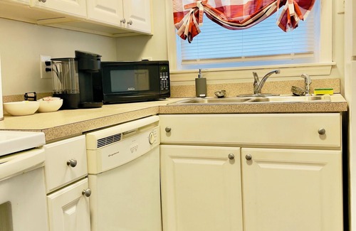 Greenville House | Fifty Shades of Graytastic Home! Peaceful & cozy retreat 2 minutes from ECU!n