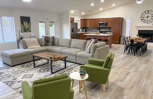 Glendale House | ❃Filling Up for Holidays! Book NOW! Private Pool/Arcade Games! Close to Stadium❃