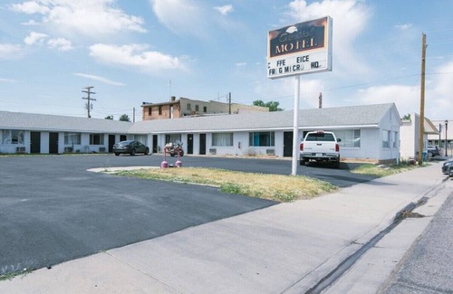 Fillmore Apartment | Fillmore Lodge:Comfortable Queen Room - Best Price