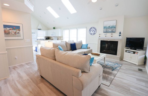 Sunset Beach House | Filmed for HGTV! 5 STARS! Updated, contemporary, relaxing, refreshed & clean.