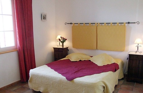 Pierrerue Villa | Finca "Maison Tournesol - Mas de bel Air" with Shared Pool & Wi-Fi