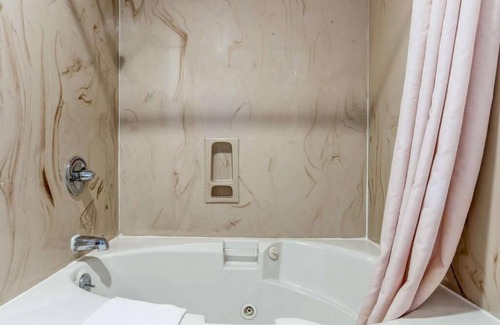 Castro Valley House | Find a convenient and affordable room in the Castro Valley
