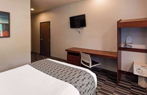 Morgantown Hotel | Find Your Comfort Zone in a Modern Morgantown Room | Free Parking