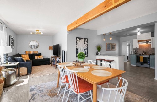 El Paso House | Find your groove here in this stylish, artistic home