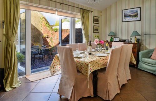 Tremadog House | Finest Retreats - Awelon - Large Cottage to sleep 10 with Hot Tub