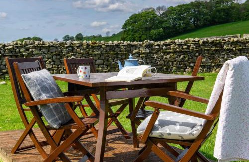 Hawes House | Finest Retreats - Shepherds Cottage at Mile House Farm