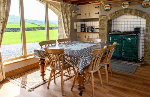 Hawes House | Finest Retreats - Shepherds Cottage at Mile House Farm