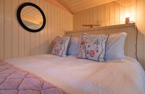 Brackley Ski Chalet | Finest Retreats - The Flower Hut