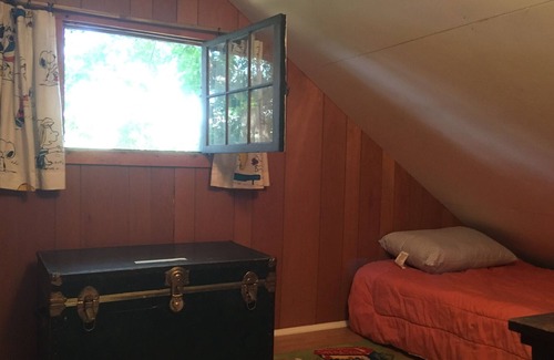Town of Jerusalem Cottage | Finger Lakes Cabin with over 200' of Inviting Lakefront!