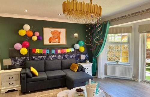 Glasgow House | FINN VILLAGE "Raspberry Cottage" Private Garden, 6-seater HOT TUB, Firepit & Pizza Stove