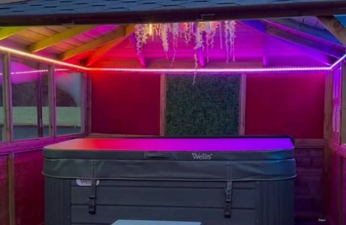 Glasgow House | FINN VILLAGE Raspberry Cottage HOT TUB Gazebo Private Garden
