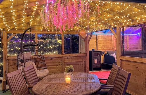 Glasgow House | FINN VILLAGE Raspberry Cottage HOT TUB Gazebo Private Garden