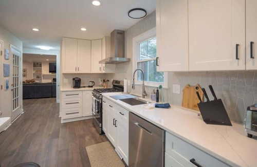 North Raleigh House | Fire pit - 6 Min to North Hills - Screened Porch