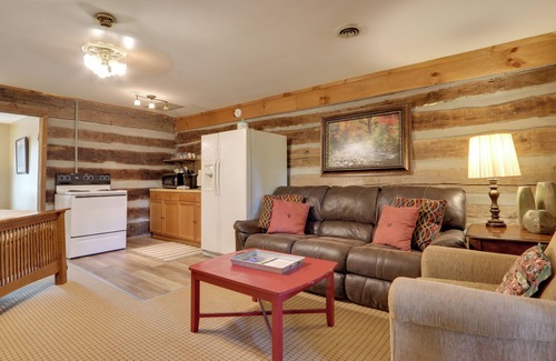 Townsend Apartment | Fire Pit & Deck! Cozy Smoky Mtn Retreat on River
