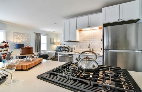 Asheville House | Fire Pit, Fenced Yard, Safe, Modern, Inclusive, 9Min to DT A-Ville