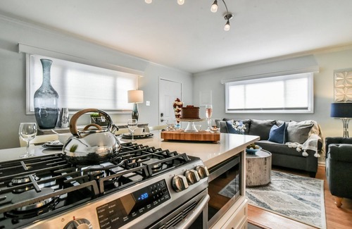 Asheville House | Fire Pit, Fenced Yard, Safe, Modern, Inclusive, 9Min to DT A-Ville