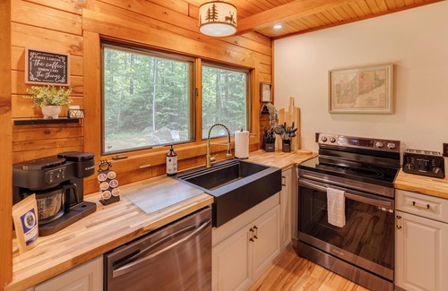 Thornton Cabin | Fire Pit + Gym + Arcade + Private Log Cabin + EV Charger