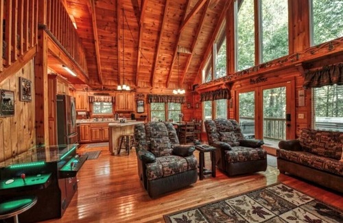 Gatlinburg - Pigeon Forge House | Fire Pit | Outdoor Hot Tub | Easy Access | Location: Walden's Creek Area