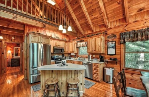 Gatlinburg - Pigeon Forge House | Fire Pit | Outdoor Hot Tub | Easy Access | Location: Walden's Creek Area