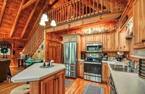 Gatlinburg - Pigeon Forge House | Fire Pit | Outdoor Hot Tub | Easy Access | Location: Walden's Creek Area