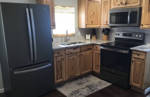 Geneva-on-the-Lake Cottage | Firefly Cottage: WALK TO THE STRIP, 3 BED 1 1/2 BATH sleeps up to 7