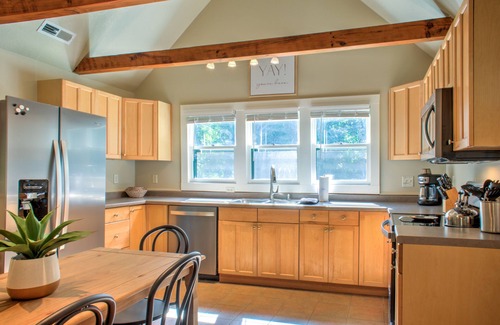 Asheville Cabin | Firefly Cottage | Pet-Friendly, Fire Pit, 8 Mins to DT AVL + Biltmore Pass