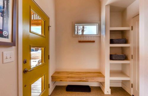Grand Lake House | Fireplace and Deck Modern Cabin in Grand Lake!