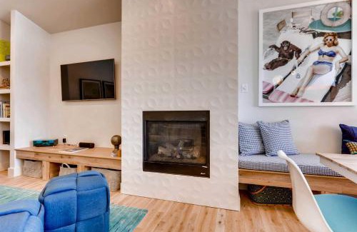 Grand Lake House | Fireplace and Deck Modern Cabin in Grand Lake!