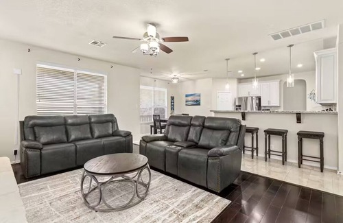 San Antonio House | Fireplace, Recliners, Large Rooms, Sleeps 12