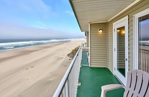 Lincoln City House | Fireplace Suite With King Bed and Full Kitchen - Pool and Hot Tub Access