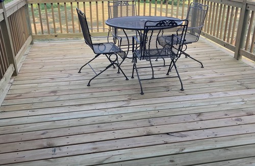 Deepwater House | Fireside Cabin – a cozy retreat at Truman Lake – relax and unwind! Pet friendly!